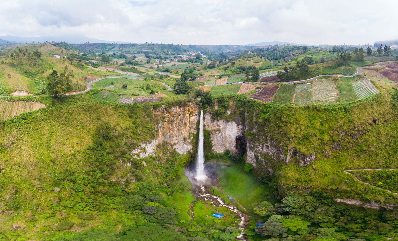 ทัวร์มาเลเซีย อินโดนีเซีย กัวลาลัมเปอร์ ตึกปิโตรนาส ทะเลสาบโทบา หมู่บ้านอัมบาริตา น้ำตกซิปิโซปิโซ พระพุทธรูปเจ้าแม่กวนอิมยักษ์ 